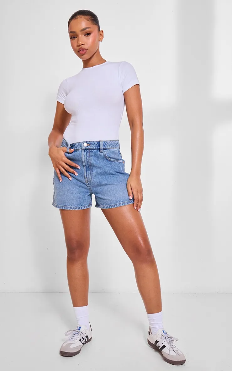 PRETTYLITTLETHING Short mom en jean délavage bleu moyen