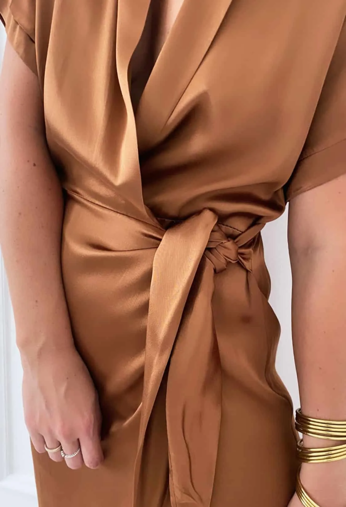 Robe camel portefeuille satinée