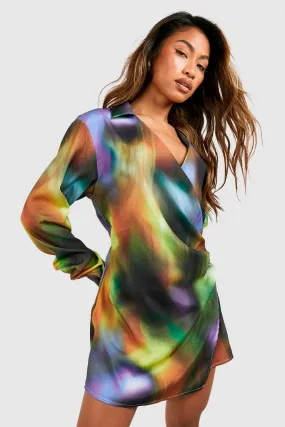 Robe chemise satinée à imprimé abstrait