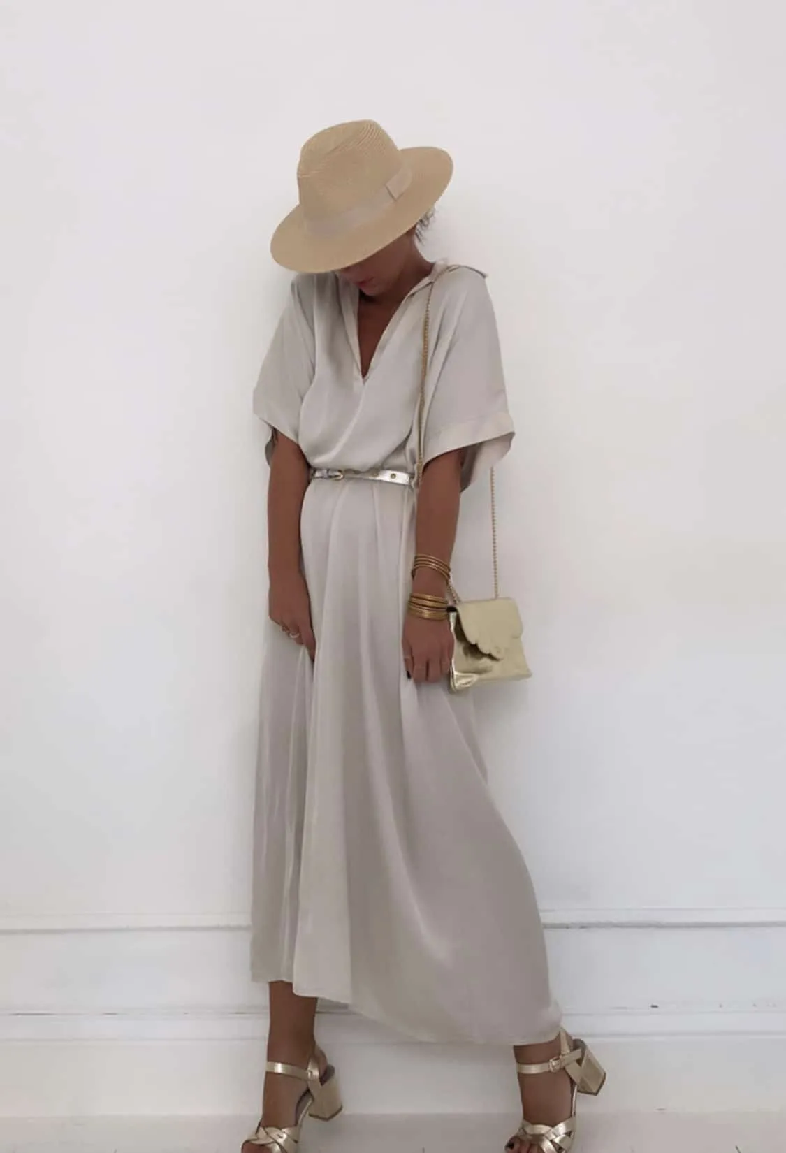 Robe longue beige satinée col chemise
