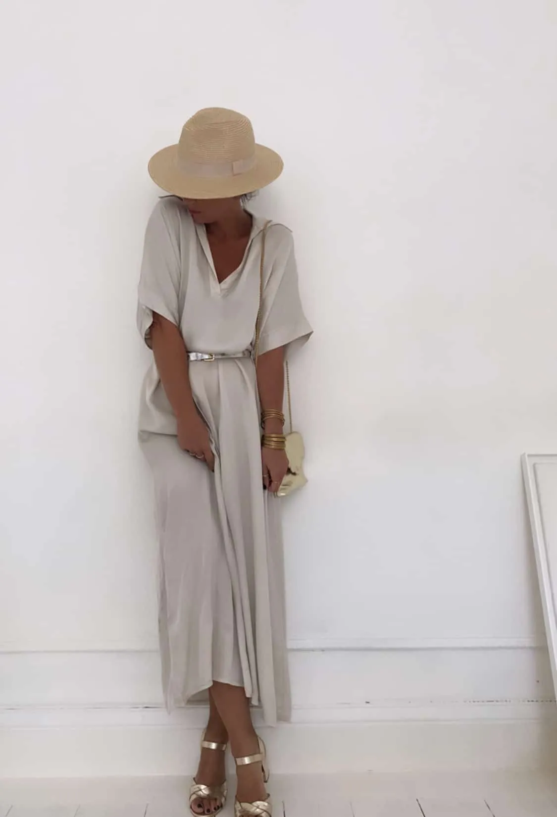 Robe longue beige satinée col chemise