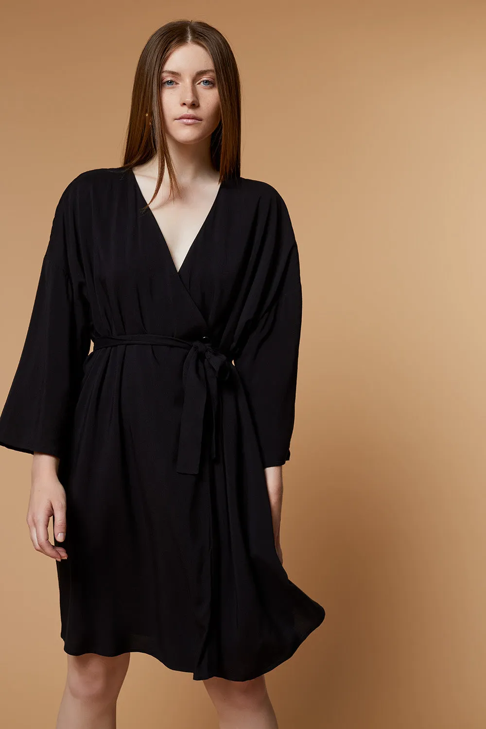 ROSY - Robe noire ceinturée effet portefeuille
