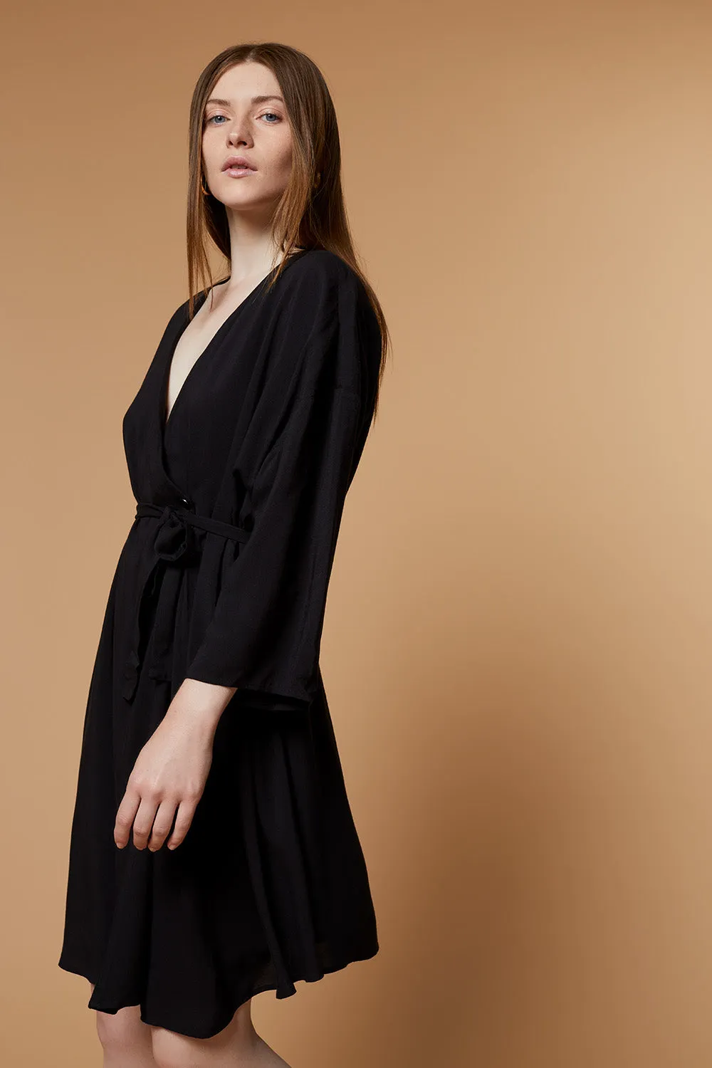ROSY - Robe noire ceinturée effet portefeuille