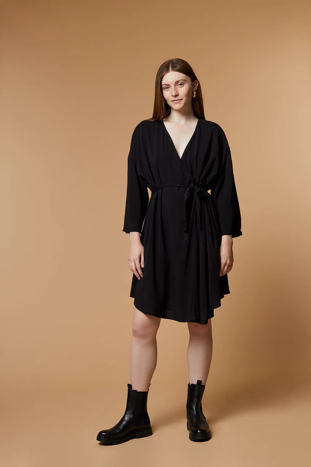 ROSY - Robe noire ceinturée effet portefeuille